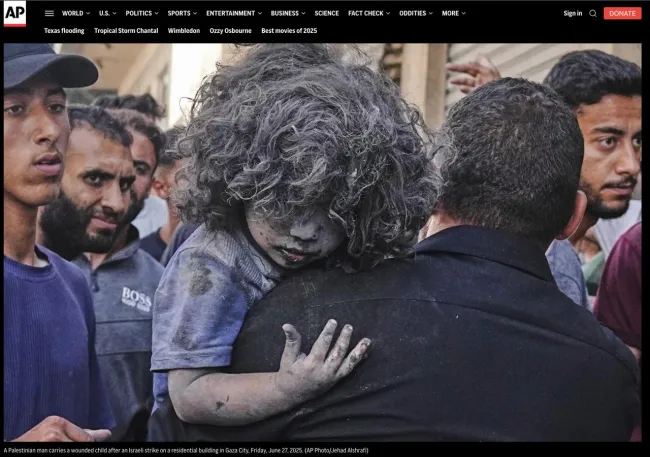 تصویر پربازدید خبرگزاری آسوشیتدپرس با شرح: «یک مرد فلسطینی، کودکی زخمی را پس از حمله هوایی اسرائیل به یک ساختمان مسکونی در شهر غزه، روز جمعه ۲۷ ژوئن ۲۰۲۵، حمل می‌کند.(عکس: AP / جهاد الشرفی)»