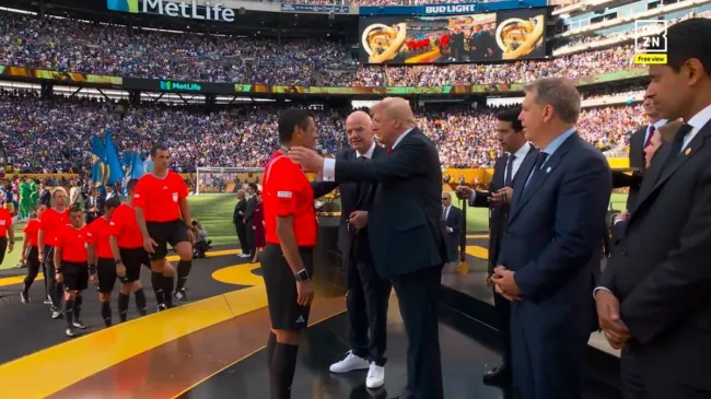 دریافت مدال یادبود علیرضا فغانی و تیم داوری از ترامپ