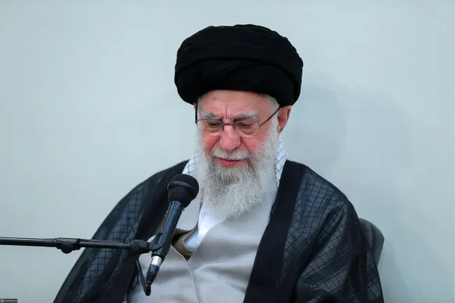  آیت‌الله خامنه‌ای 