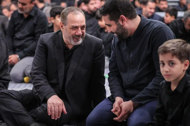 امیر وزیر دفاع و پشتیبانی نیروهای مسلح در کنار دبیر شورای عالی و رییس مرکز ملی فضای مجازی در مراسم عزاداری در حسینیه دفتر آیت‌الله خامنه‌ای