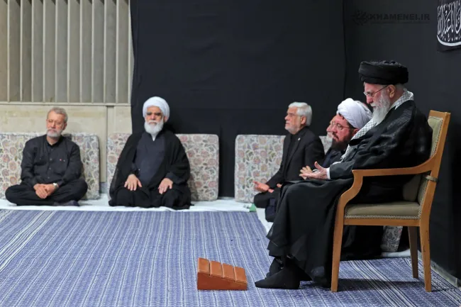  لحظه ورود آیت‌الله خامنه‌ای رهبر جمهوری اسلامی به حسینیه امام خمینی در مراسم عزاداری شب عاشورای حسینی