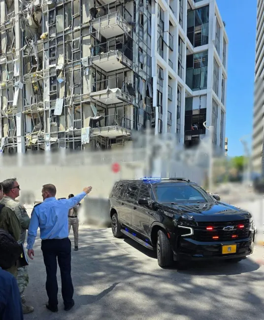  بازدید فرمانده سنتکام از ساختمانی در تل‌آویو که هدف موشک‌های ایران قرار گرفت