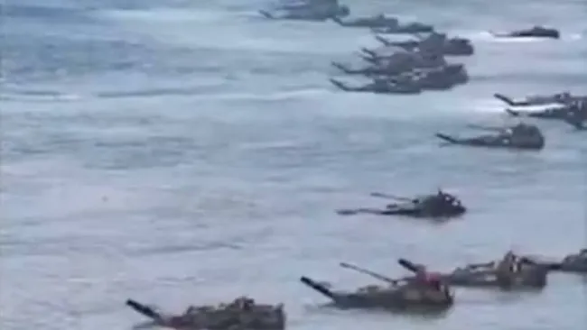  تانک‌های ارتش چین مقابل تنگه تایوان به‌صف شدند