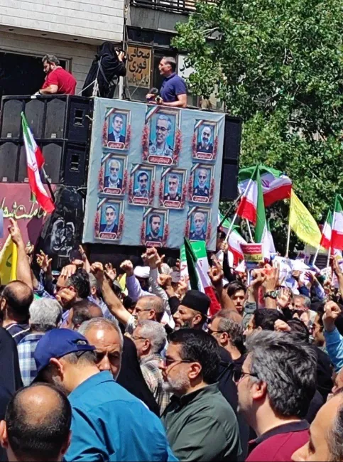 خبرنگار سی‌ان‌ان در حال پوشش راهپیمایی ضدامریکایی تهران 