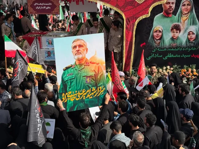  گزارش خبرنگار CNN از تشییع باشکوه قهرمانان وطن و گفتگو با ایرانیانی که با این شهدا، تجدید میثاق کردند.