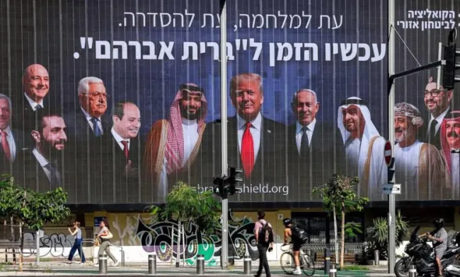 بیلبورد جنجالی در تل‌آویو؛ ترامپ، نتانیاهو و سران ۸ کشور عربی
