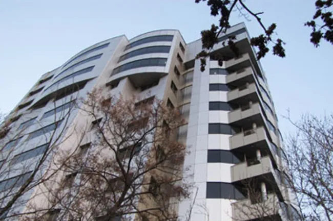 دقایقی پیش برج زمرد در بلوار ۲۹ بهمن تبریز دچار حریق شد