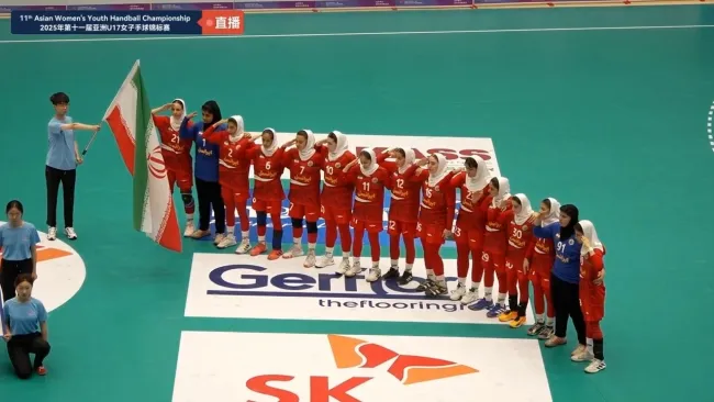  سلام نظامی بازیکنان هندبال نوجوانان دختر ایران قبل از رویارویی با کره‌جنوبی