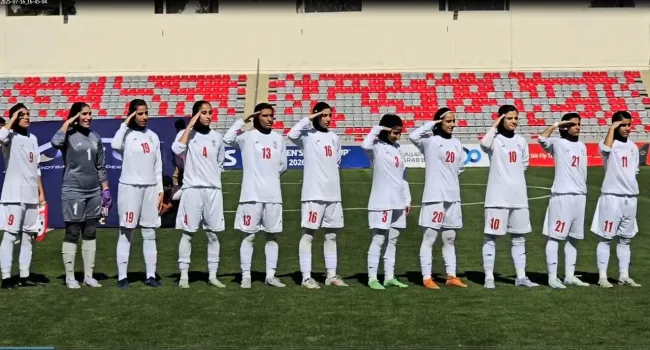  سلام نظامی زنان ملی‌پوش هنگام پخش سرود ایران پیش از بازی با لبنان