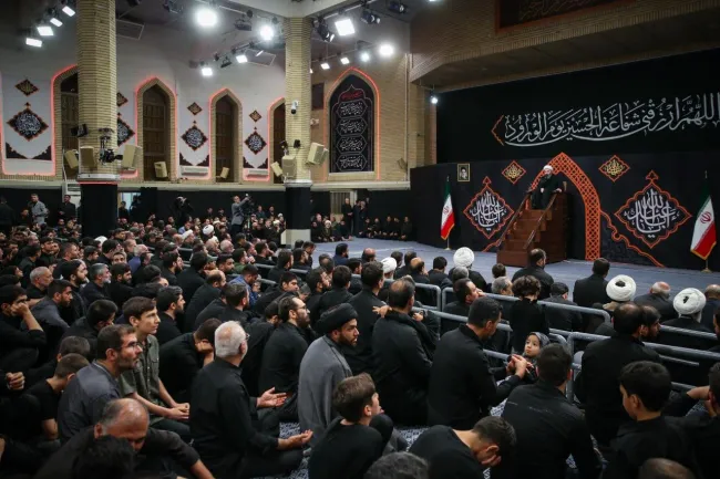 ایرنا: طبق روال هر سال، مراسم عزاداری ایام شهادت حضرت اباعبدالله الحسین علیه‌السلام در حسینیه امام خمینی برگزار شد