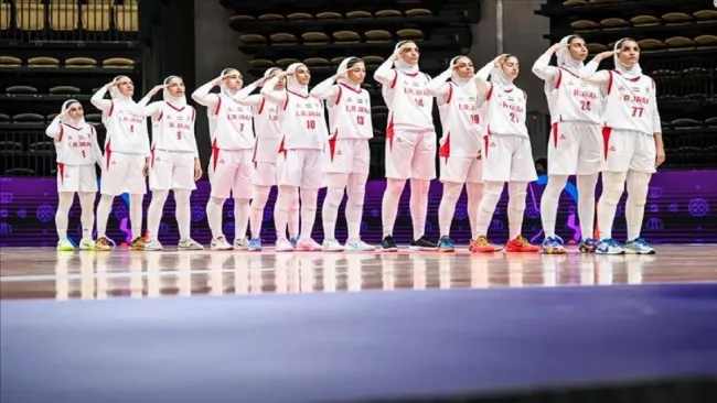  سلام نظامی دختران بسکتبالیست ایران به پرچم وطن در رقابت‌های کاپ آسیا