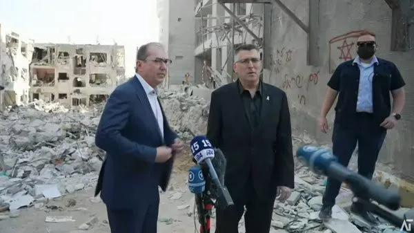 بازدید وزیر خارجه اسرائيل، به همراه وزیر کشور آلمان، از محل اصابت موشک‌های ایران در شهر بات یام