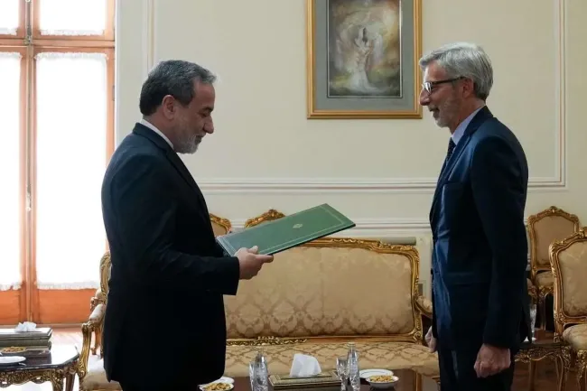  «پیر کوشار»» سفیر جدید فرانسه امروز در آغاز ماموریت دیپلماتیک خود در کشورمان با سیدعباس عراقچی وزیر امور خارجه جمهوری اسلامی ایران دیدار و رونوشت استوارنامه خود را تسلیم کرد.