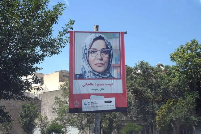 نمایش تصویر شهدای میهن در خیابان های تهران