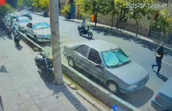 موبایل‌قاپی امروز صبح جلوی سفارت فرانسه 