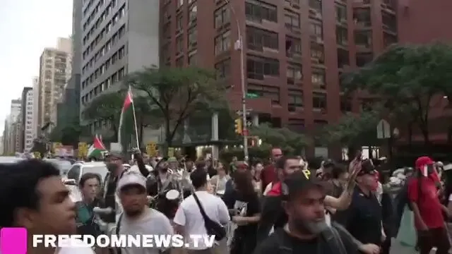 پلیس نیویورک مانع معترضان ضد جنگ جهت رسیدن به کنسولگری اسرائیل شد