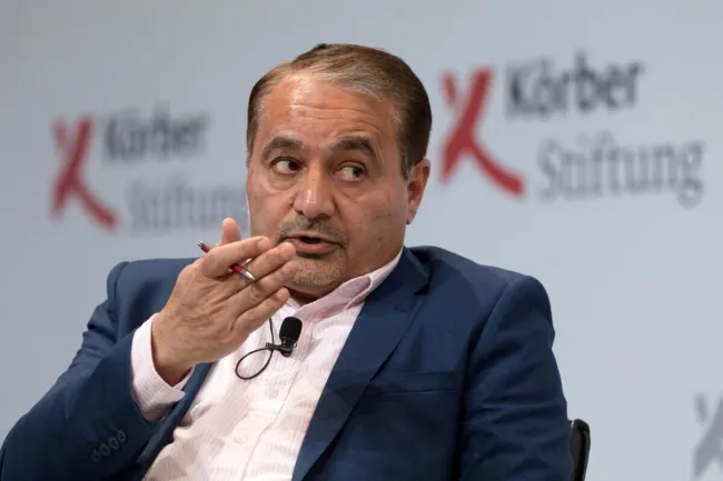  سیدحسین موسویان سفیر اسبق ایران در آلمان: ‏روسیه هواپیمای جنگنده سوخو-۳۵ و سیستم پدافند اس- ۴۰۰ را به ایران نداد با وجودی که ایران چند دهه تحت تهدید حمله نظامی دو قدرت اتمی آمریکا و اسرائیل قرار داشت و نهایتا هم مورد حمله این دو کشور قرار گرفت.