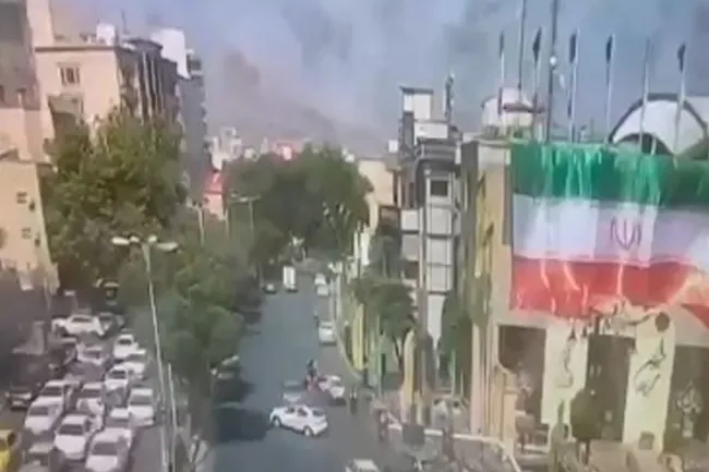  ویدیویی دیگر از لحظه اصابت پرتابه‌های اسرائیل به میدان قدس تجریش در زمان جنگ ۱۲ روزه