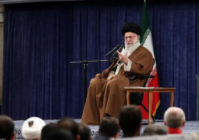  رهبر جمهوری اسلامی: مردم با ظاهرهای گوناگون و جهت‌گیریهای سیاسی گوناگون و وزن مذهبی متفاوت پای ایران عزیز آمدند. همه این اتحاد ملی را حفظ کنند