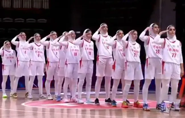  سلام نظامی بازیکنان تیم ملی بسکتبال بانوان آسیا پیش از شروع بازی نیمه‌نهایی کاپ آسیا مقابل تایلند