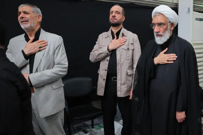  شیخ مصطفی پورمحمدی و حسین فدایی بازرس ویژه رهبر جمهوری اسلامی در مراسم عزاداری حسینیه دفتر آیت‌الله خامنه‌ای