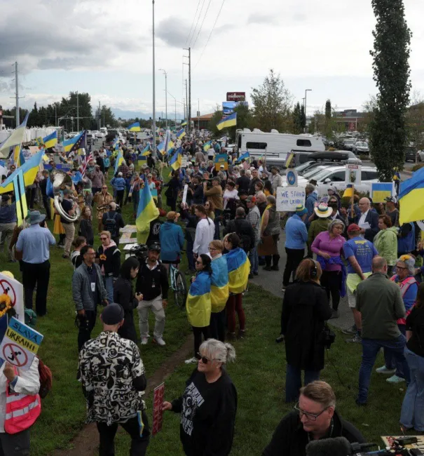  در آستانه نشست دونالد ترامپ، رئیس جمهور آمریکا و ولادیمیر پوتین، رئیس جمهور روسیه در آلاسکا، تجمعاتی در حمایت از اوکراین در شهر انکوریچ در آلاسکا برپا شده است