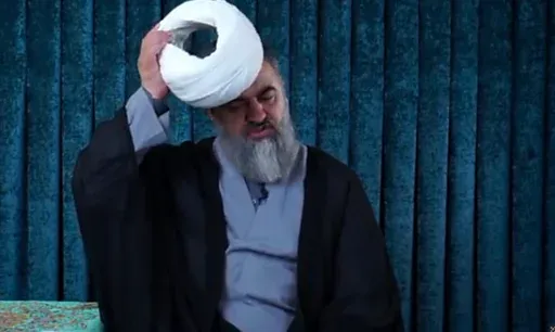 محمدتقی اکبرنژاد،‌ عمامه از سر برداشت