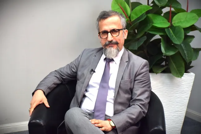 گذار به دموکراسی؛ سازش نخبگان یا شورش توده‌ها؟ با حضور دکتر حسین بیات، حقوقدان و عضو هیات مدیره انجمن حقوق اساسی ایران