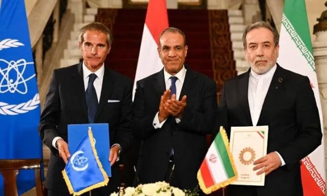  یکی از اعضای حاضر در جلسه کمیسیون امنیت ملی با عراقچی توضیح داد: در متن توافق قاهره دوبار به قانون مجلس تأکید شده/ عراقچی متن توافق را به کمیسیون آورده بود