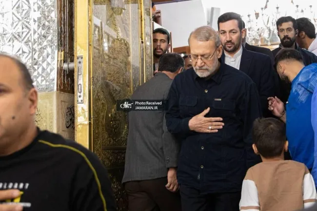  علی لاریجانی دبیر شورای عالی امنیت ملی در بازگشت از روسیه در سحرگاه ۲۵ مهرماه ۱۴۰۴ به زیارت حرم مطهر رضوی رفت