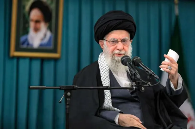  رهبر جمهوری اسلامی: طرف آمریکایی اعلام کرده مذاکره‌ای خواهد کرد که نتیجۀ آن تعطیلی صنعت هسته‌ای و غنی‌سازی ایران باشد؛ این مذاکره نیست بلکه دیکته و تحمیل است.