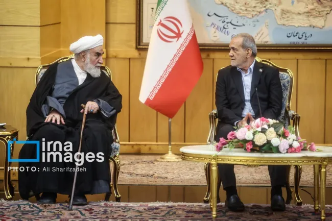 این درحالیست که از دوران سید ابراهیم رئیسی و تا  همین پیش از این مراسم شیخ محسن_قمی معاون دفتر آیت‌الله خامنه‌ای در مراسم استقبال و بدرقه شرکت میکرد.