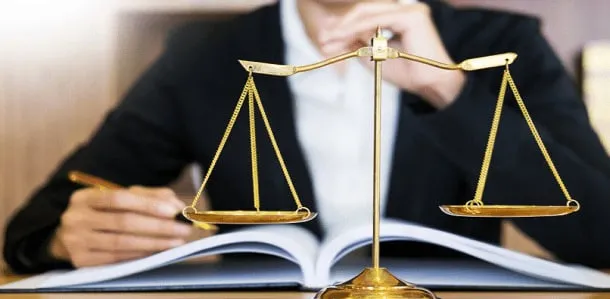 وکلای دادگستری یک بالِ فرشته عدالتند و به اجرای صحیح عدالت کمک میکنند