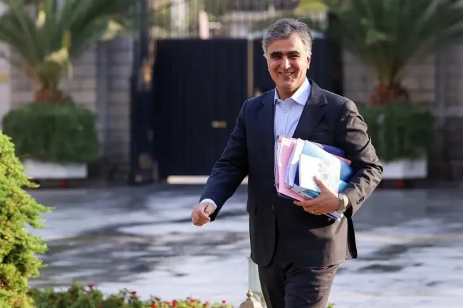 یک تاجر رویه‌ ارزی بانک مرکزی را تأیید نمی‌کند؛ فرزین نمی‌تواند یک کارگاه ۱۰ نفره را اداره کند!