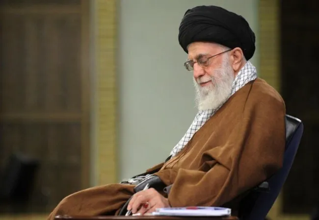  یک سوال: چرا احکام انتصابات مستقیم فرمانده کل قوا در سطح فرماندهان و جانشینان نیروها یا معاونین ستاد کل نیروهای مسلح پس از جنگ ۱۲ روزه بصورت علنی در سایت دفتر رهبر جمهوری اسلامی انتشار نمی یابد و رسماً به رسانه ها اعلام نمیشود؟