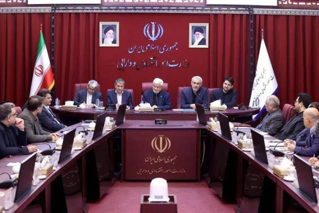 خیلی جدی/ حضرت آقای محمدرضا عارف تشریف بردند در شورای معاونین وزارت اموراقتصادی و دارایی فرمایش کردند