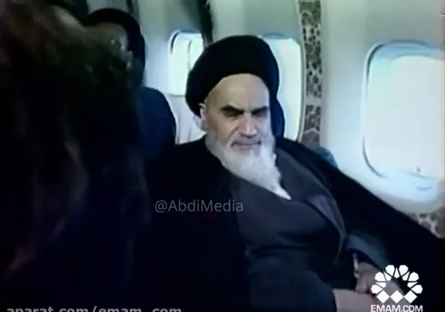  ۴۷ سال پیش در چنین روزی - احساس خاص آیت‌الله خمینی از ورود به ایران در ۱۲ بهمن ۱۳۵۷ در حالی که سید محمود دعایی در صندلی پشتی اوست و صادق قطب زاده سخنگوی انقلاب که به مثابه فرزندش بود، در کنارش و مترجمش