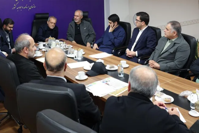  آفتاب دلیل آمد دلیل آفتاب ؛ جناب عظیمی فر هستند معاون محترم و گرامی وزیر نفت که لطف کردند در جلسه با رییس جمهور هم شرکت کرده اند اما جالب چیست؟
