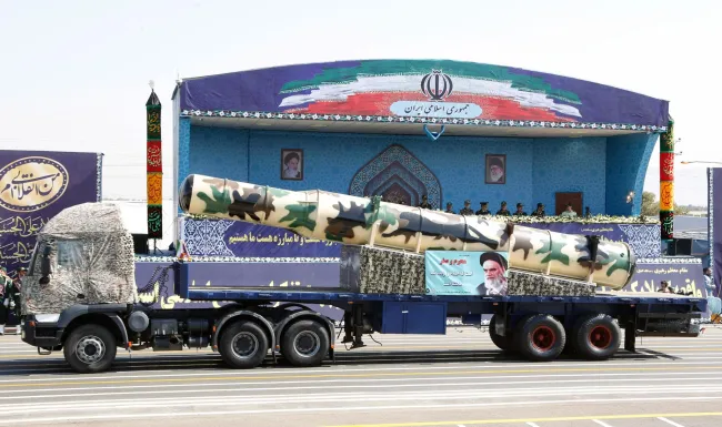 ایران بر سر دوراهی: سناریوهای فردای یک جنگ ناتمام این جنگ شاید جمهوری اسلامی را سرنگون نکند، اما می‌تواند چیزی به‌مراتب خطرناک‌تر بسازد.