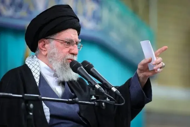 به این سخنان و تهدید آیت‌الله سید علی خامنه‌ای به عنوان عالی ترین مقام مذهبی- سیاسی و فرمانده کل قوای جمهوری اسلامی مجدداً توجه کنید