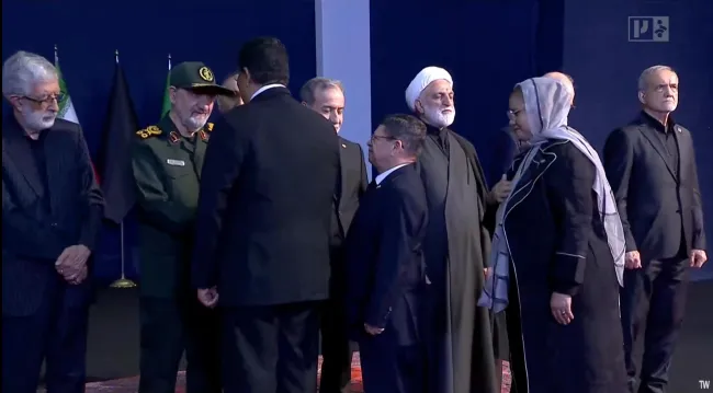  حضور سردار سرلشکر پاسدار محسن رضایی با لباس رسمی در تالار وداع با پیکر رهبر دوم جمهوری اسلامی در کنار سران سه قوه و غلامعلی حداد عادل مشاور عالی رهبر دوم، در غیاب سرپرست و جانشین فعلی ستاد کل نیروهای مسلح...