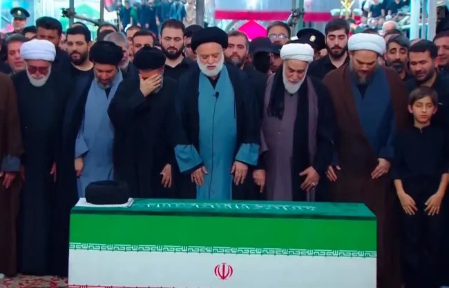 تشییع داخل و خارج از کشور آیت‌الله سید علی خامنه‌ای منتهی به تدفین او در آستان قدس رضوی پایان یافت 
