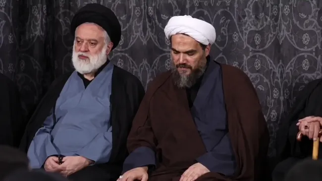 در مراسمی علنی تصویری از برادران آیتالله سید علی خامنهای، سید محمد و سید محمدحسن منتشر نشده است. سید محمد کهولت سن دارد و بیمار، سید محمد حسن چطور؟