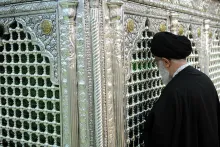  آیت الله خامنه ای برای زیارت آستانه فاطمه معصومه و بخصوص فریضه نماز در مسجد جمکران در قم است
