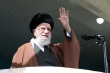  رهبر جمهوری اسلامی، هم‌اکنون در خطبه‌های نماز عید فطر: اگر دنبال ایجاد فتنه در داخل کشور باشند خود ملت جوابشان را خواهند داد.