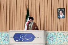 رهبر جمهوری اسلامی، هم‌اکنون در خطبه‌های نماز عید سعید فطر: در این منطقه فقط یک نیروی نیابتی وجود دارد و آن رژیم صهیونیستی غاصب فاسد است.