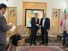  عکسی از لحظه ورود گروسی به تهران، امروز/ کمالوندی از مدیرکل آژانس اتمی استقبال کرد