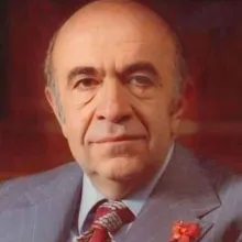 بشنوید | مصاحبه تلویزیونی و تاریخی با امیرعباس هویدا در زمان نخست وزیری او - بهمن ۱۳۵۳