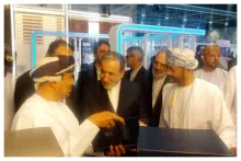 بازدید وزیر امور خارجه همراه با همتای عمانی از نمایشگاه کتاب مسقط