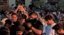همان‌هایی که برای فستیوال کوچه هفته‌ها جنگیدند تا هم خود شاد باشند و هم مردم را شاد کنند، اکنون بزرگترین دسته عزاداری را برای حادثه بندرعباس تشکیل داده‌اند. اینجا ایران است